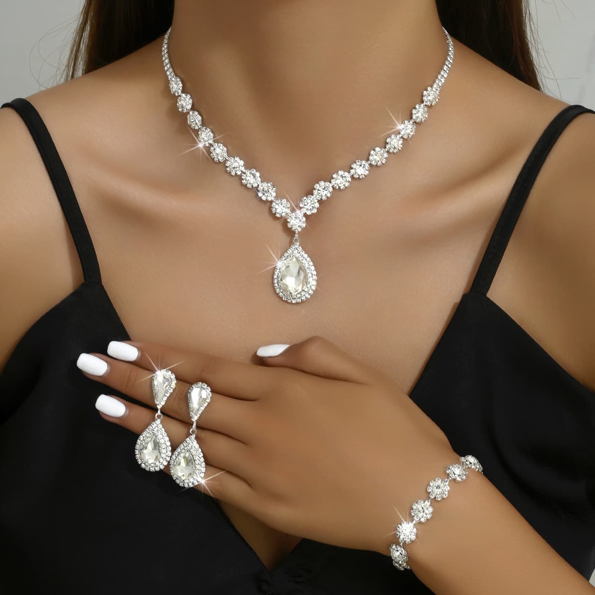 Juego de joyería nupcial de tres piezas: collar, aretes y pulsera