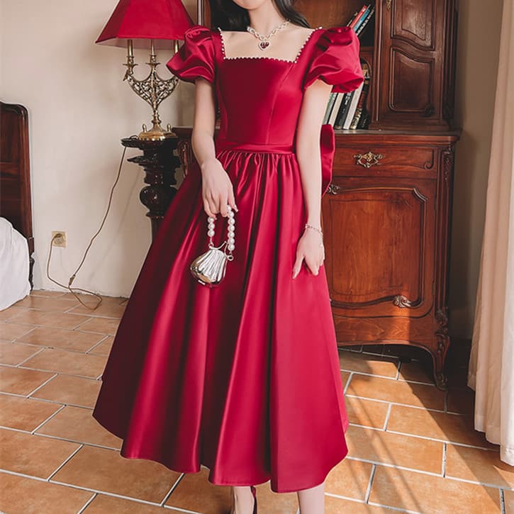 Vestido de satén rojo vino con mangas abullonadas para mujer
