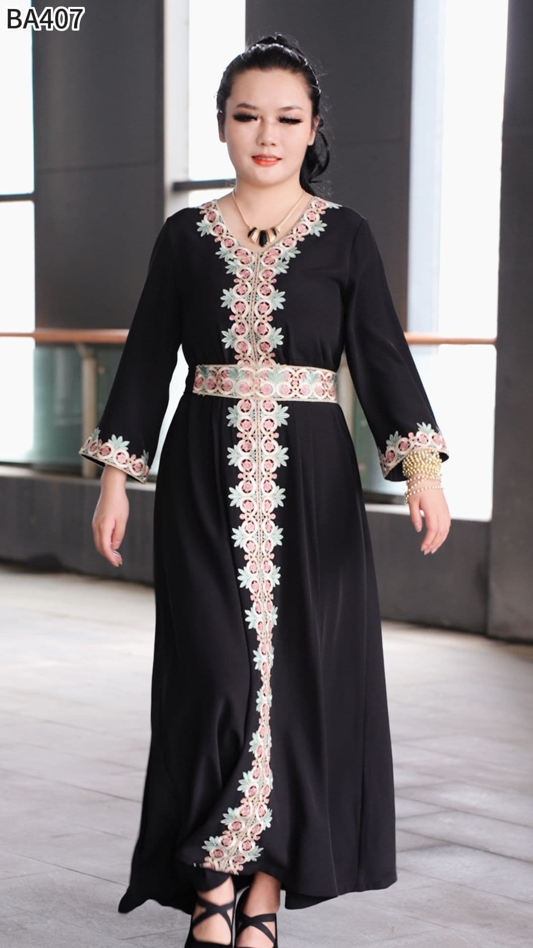 Vestido largo negro con cinturón y detalles de encaje