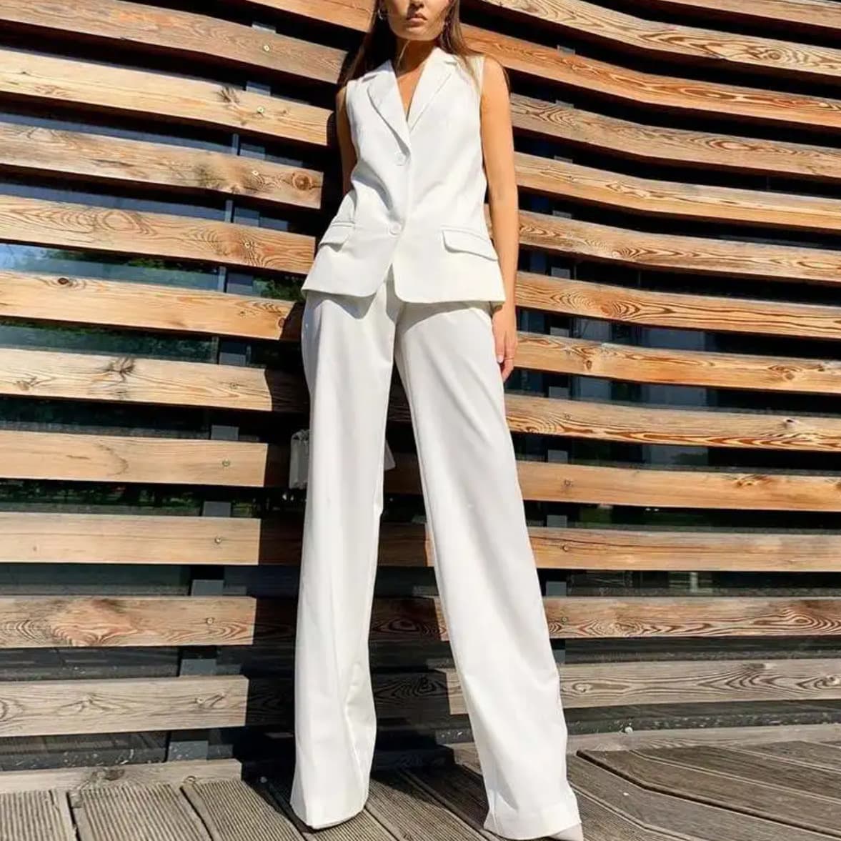 Conjunto casual con chaleco de solapa y pantalones acampanados