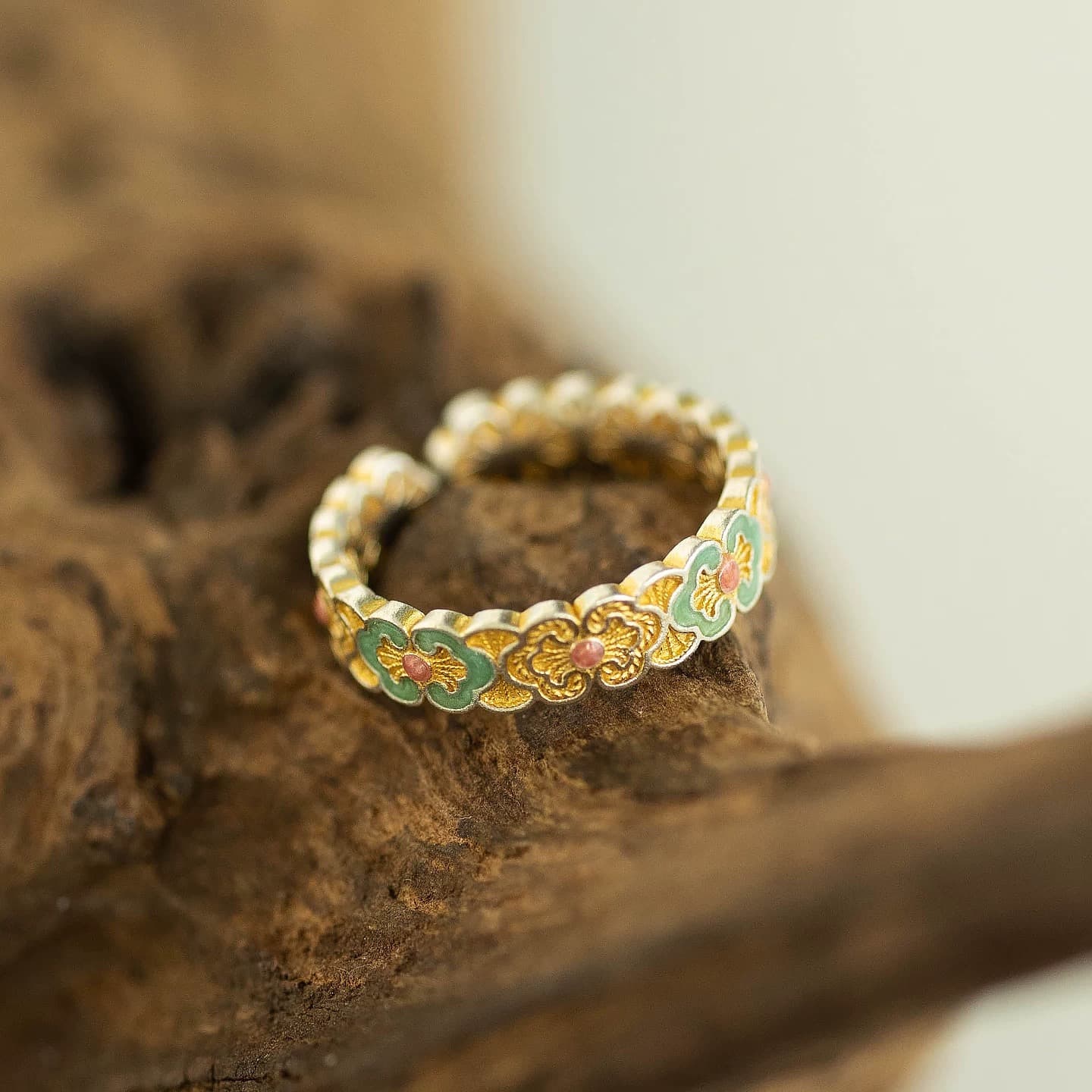 Anillo de trébol de plata 999 con esmalte y filigrana
