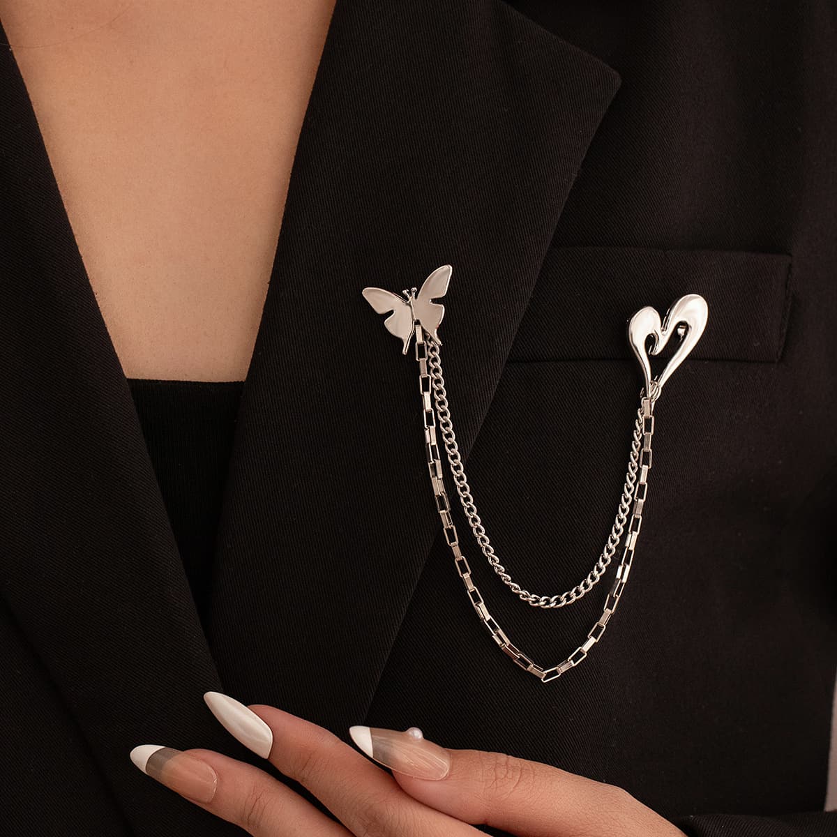 Broche corazón hueco con mariposa y borla minimalista