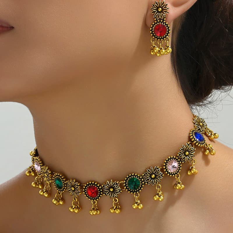 Conjunto collar y aretes flores estilo vintage