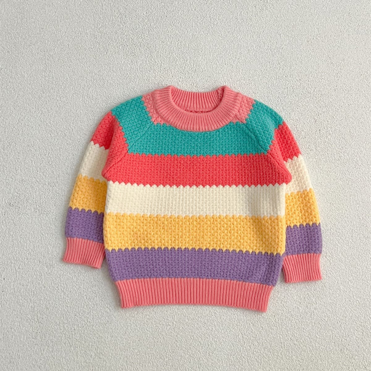 Suéter infantil cuello redondo franjas arcoíris