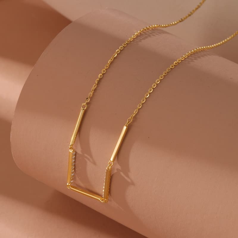 Collar geométrico de plata esterlina con diseño sofisticado