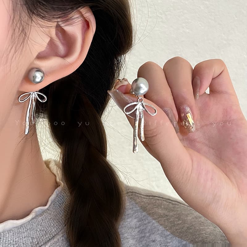 Aretes de lazo plateados con perla