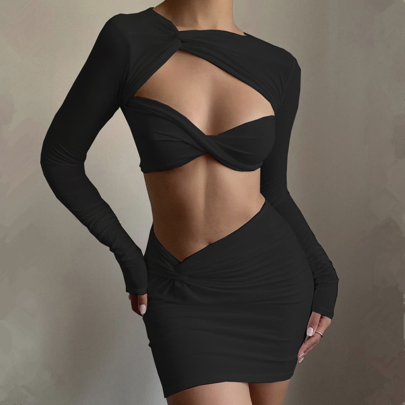 Conjunto de dos piezas con blusa escotada y falda de manga larga