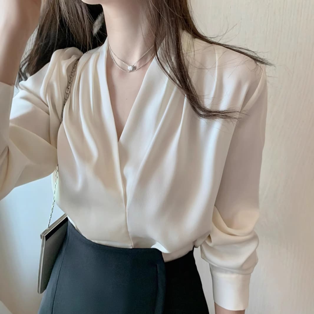 Blusa blanca de cuello en V manga larga