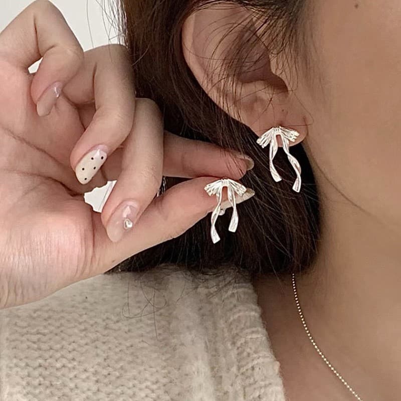 Aretes de botón de metal en diseño exclusivo de lujo