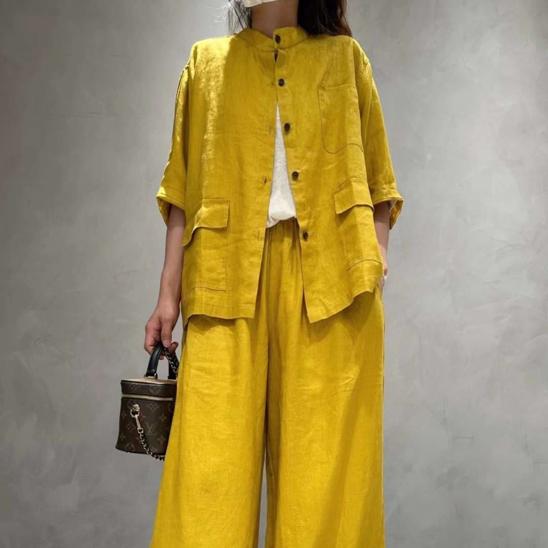 Traje de lino de color sólido con camisa de media manga