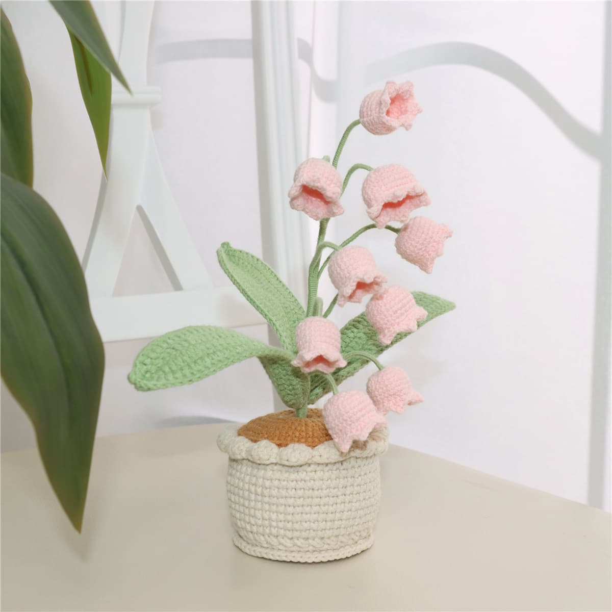 Lirio de los valles tejido a crochet en maceta para decoración