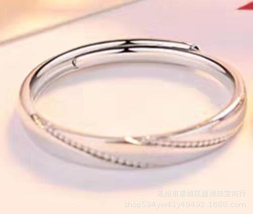 Pareja de anillos de boda con gemas artificiales
