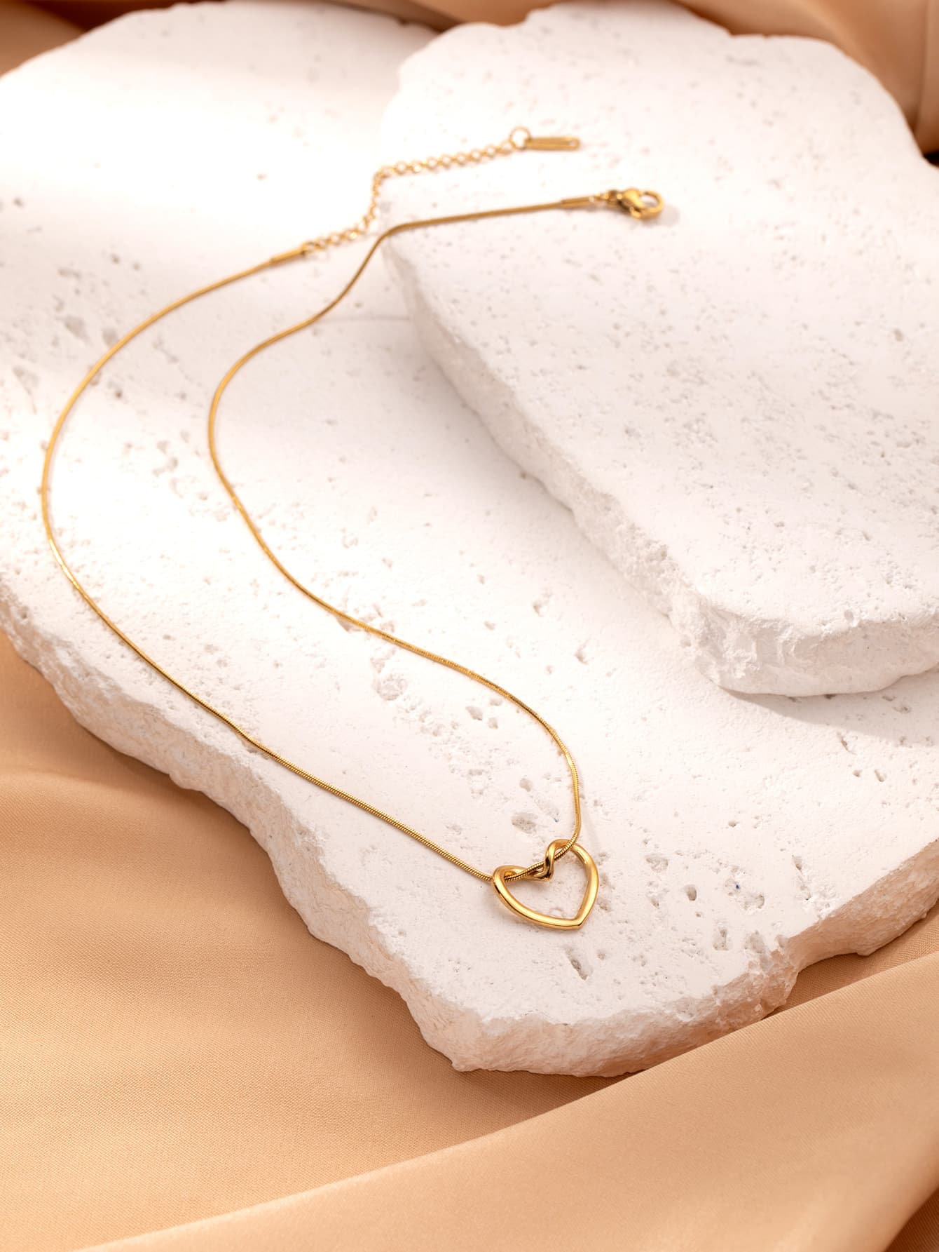Collar de mujer corazón torcido de acero titanio