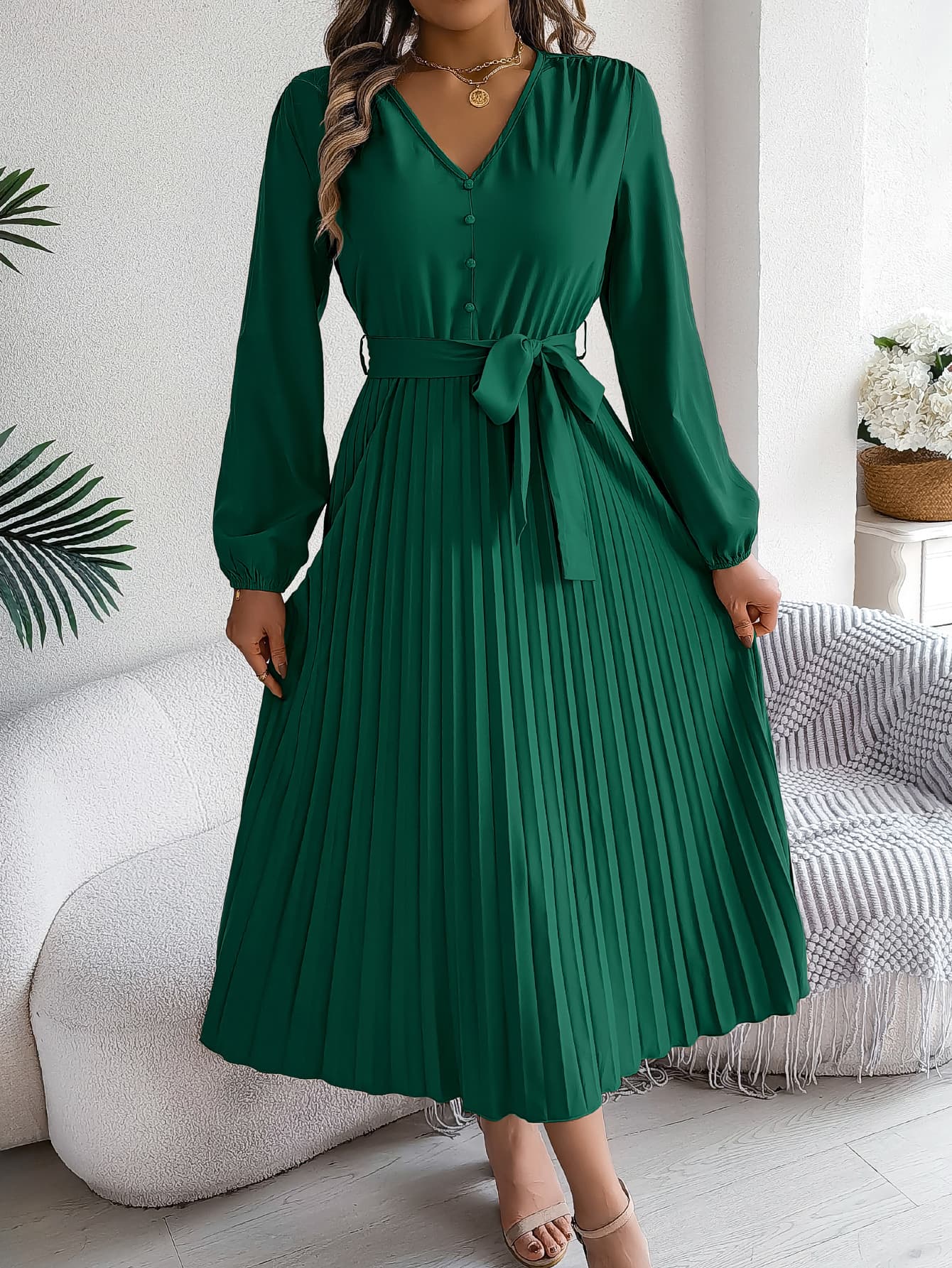 Vestido maxi elegante con escote V, botones y cintura anudada