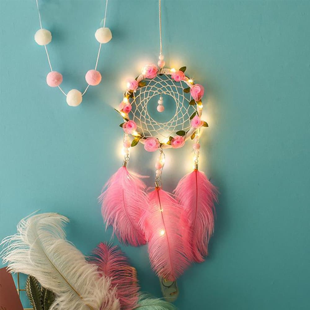 Atrapasueños decorativo con plumas de avestruz rosa