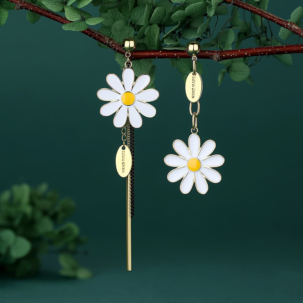 Aretes largos asimétricos con flor y borla