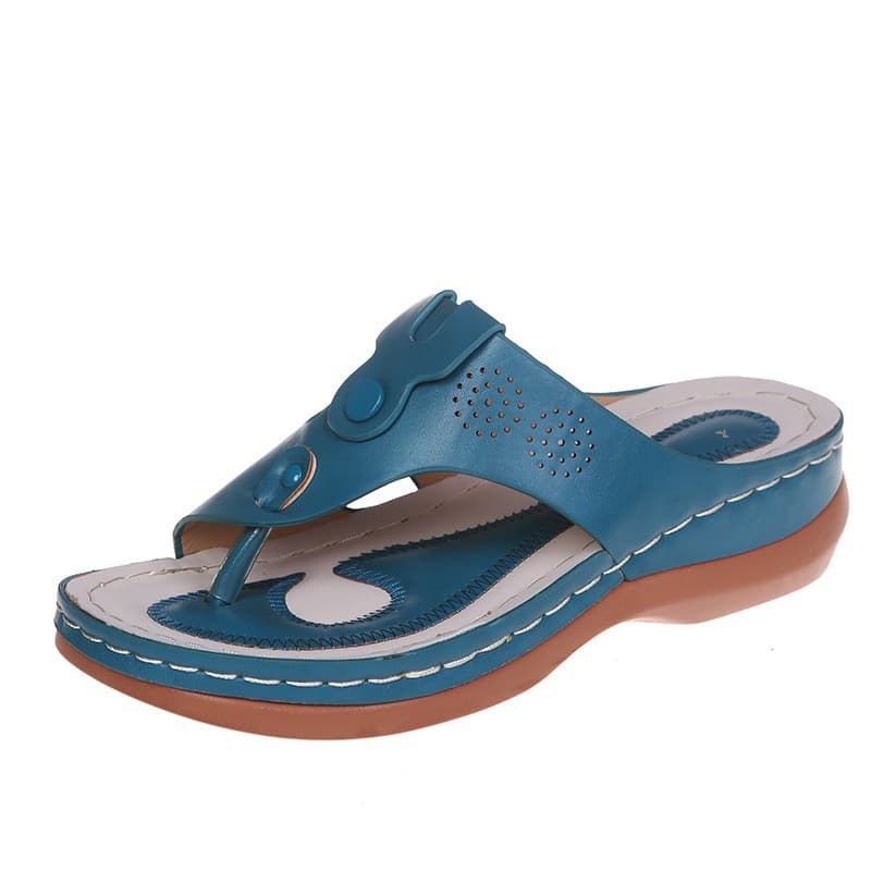 Sandalias tipo chancla con cuña y detalles recortados