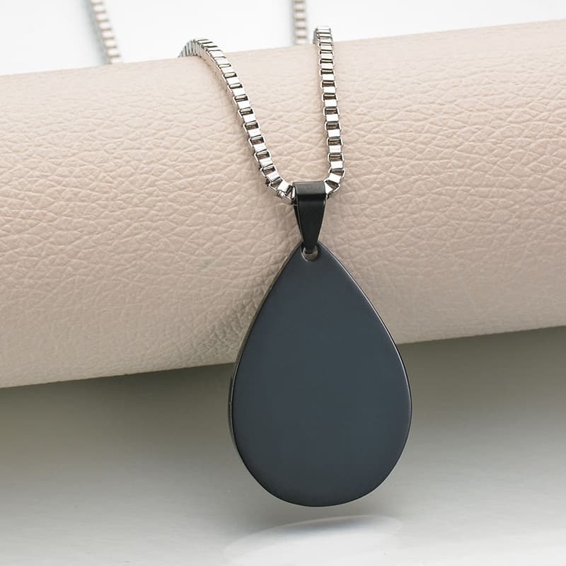 Collar de acero inoxidable con dije teardrop