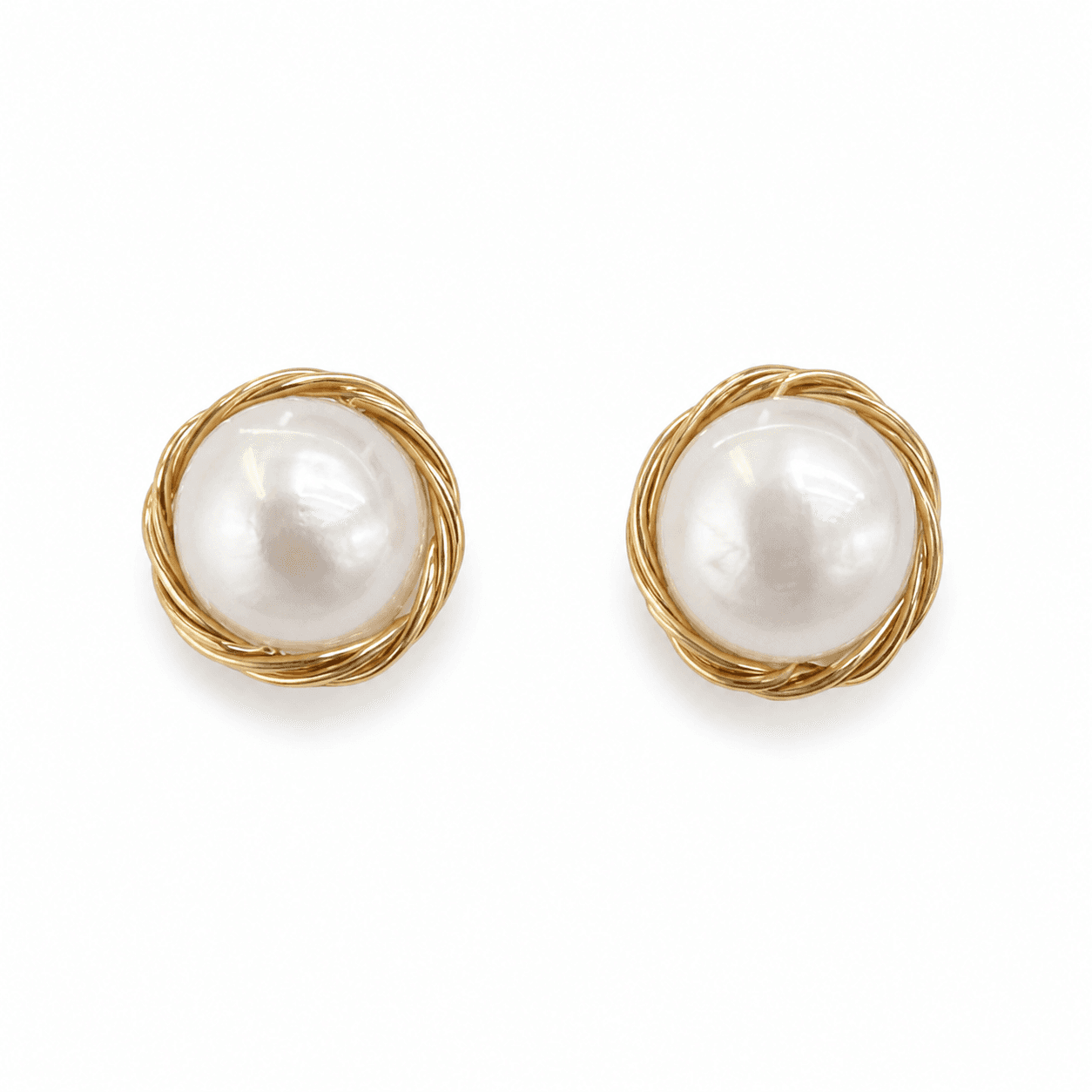 Aretes de perla con envoltura de hilo dorado