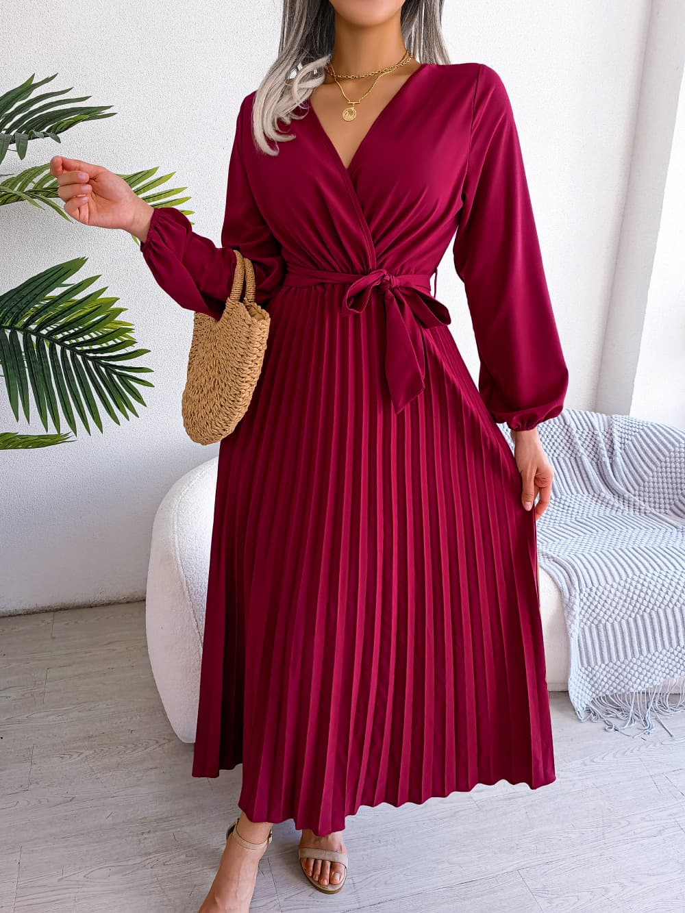 Vestido bohemio étnico con cuello cruzado y falda plisada