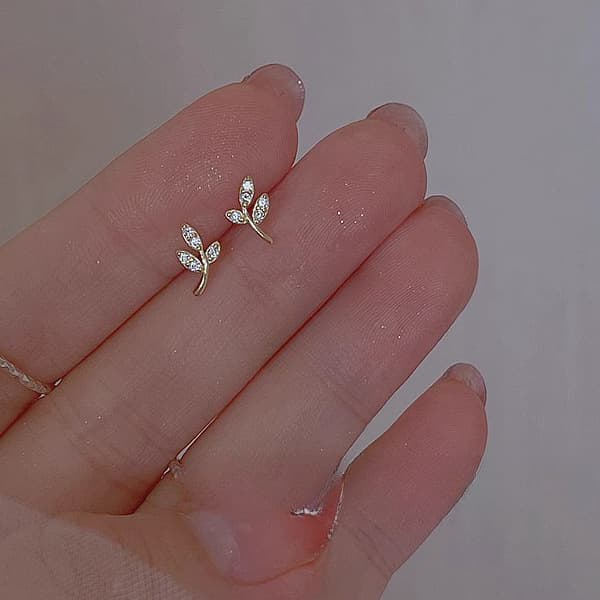 Aretes de rama de olivo con diamantes mini