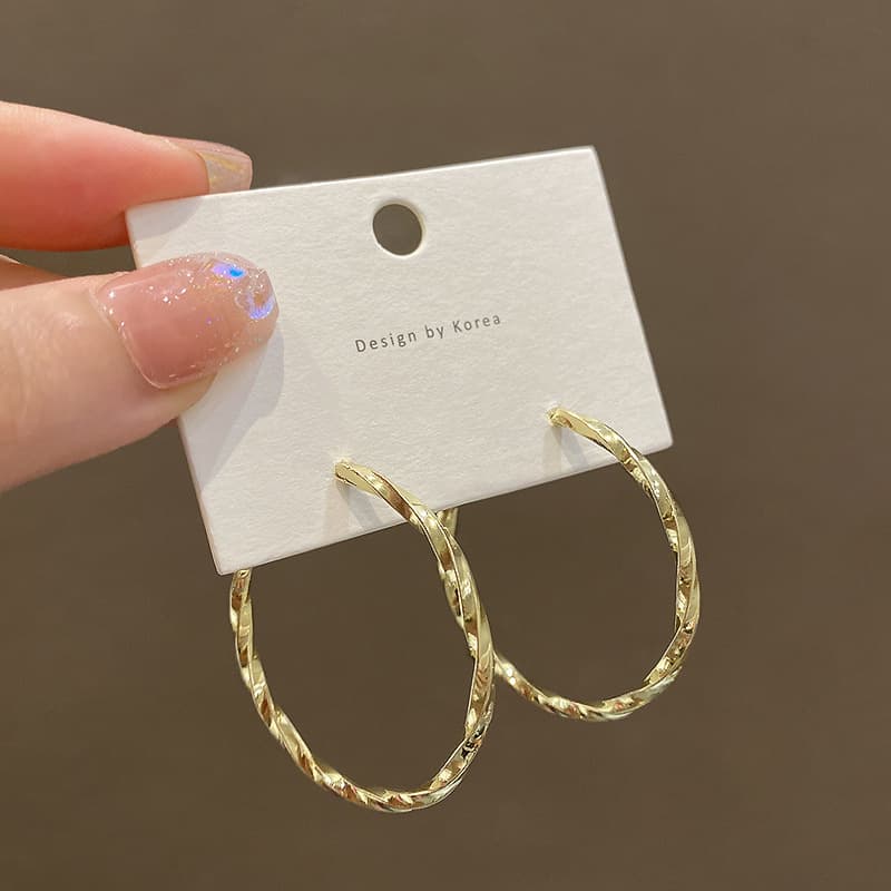 Aretes de metal con diseño irregular