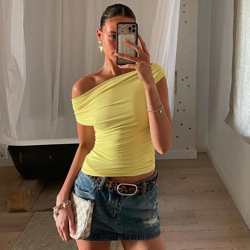 Blusa con hombro descubierto y diseño elegante