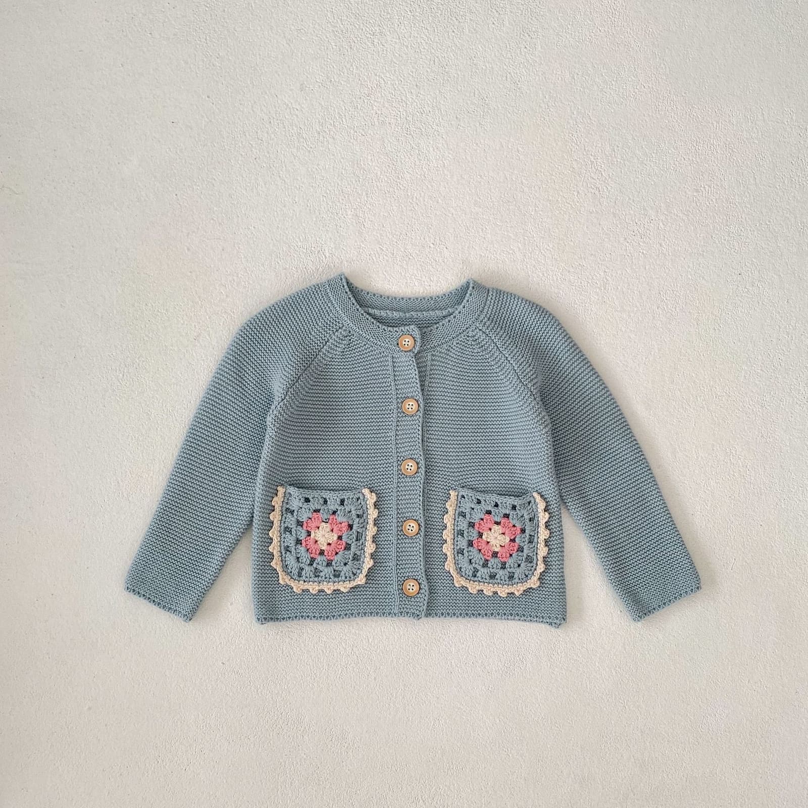 Cardigan infantil tejido a crochet con flores