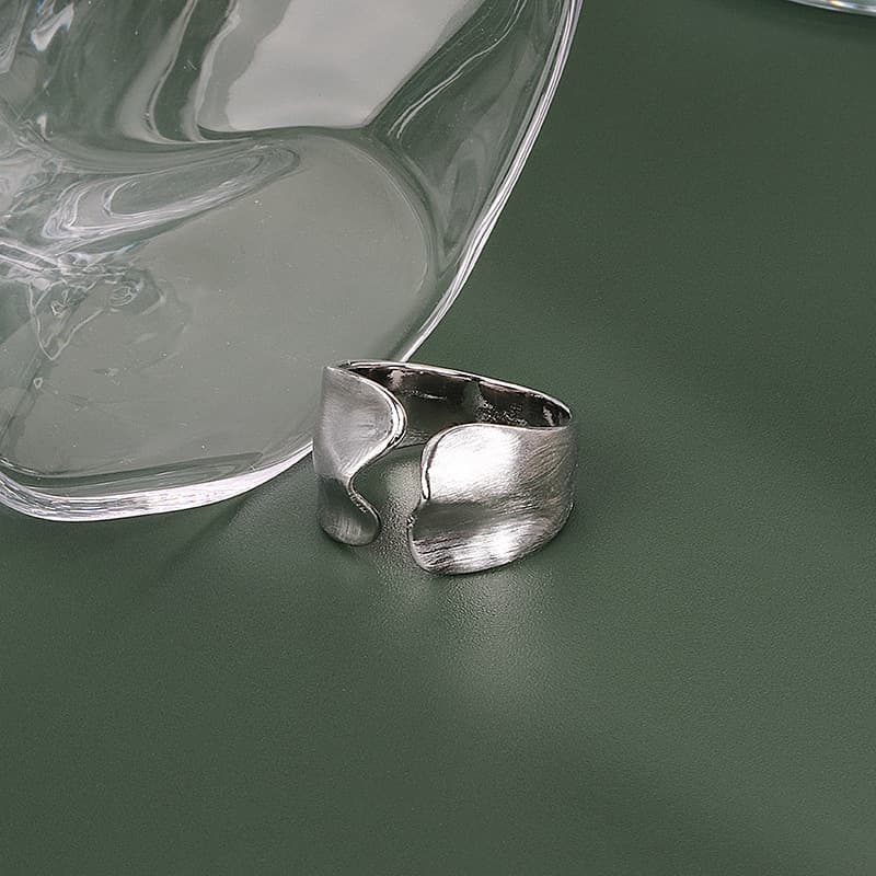 Anillo de cara ancha con acabado cepillado irregular
