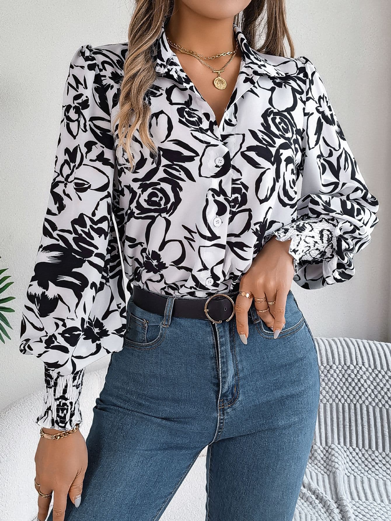 Camisa elegante con mangas farol y detalles floreales