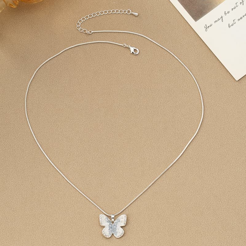 Collar de cristal azul con mariposa degradada