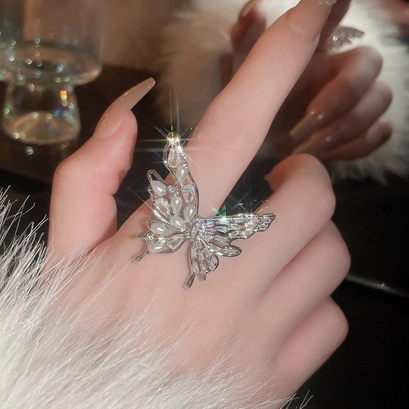 Anillo abierto elegante con perla y mariposa