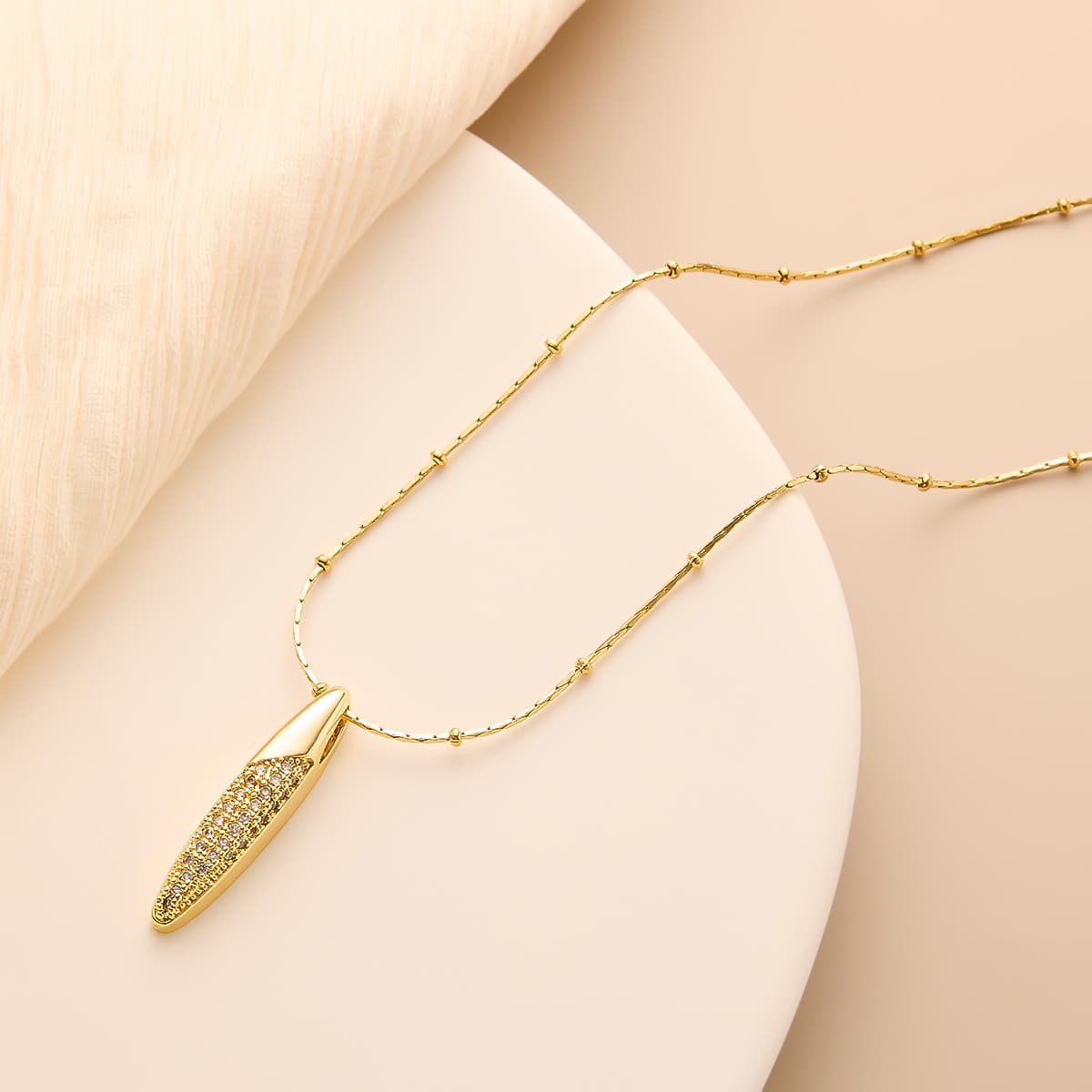 Collar de acero de titanio con diseño minimalista