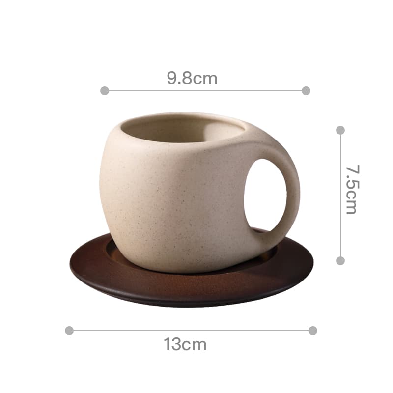 Taza de cerámica con platillo y base de madera