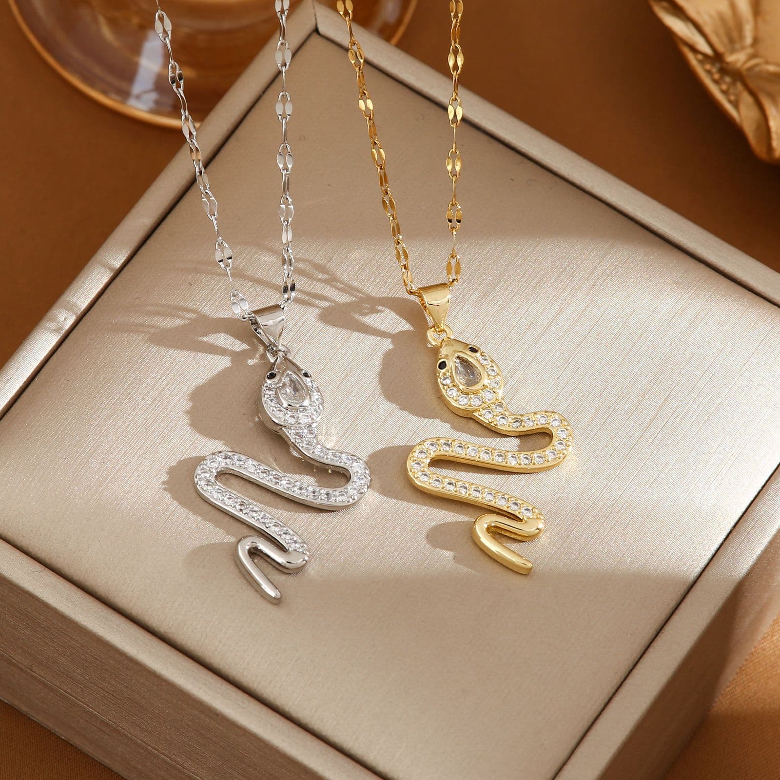 Collar de serpiente con piedras de cristal brillantes