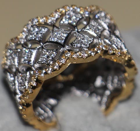 Anillo de circonita con diseño de estrella