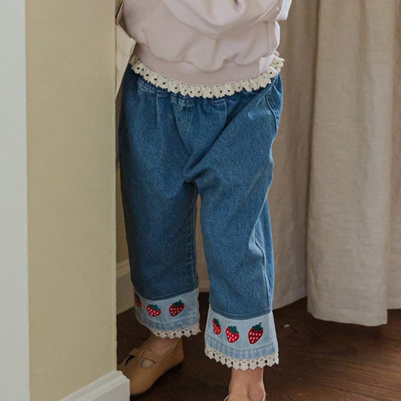 Jeans casuales con encaje y bordado de fresa