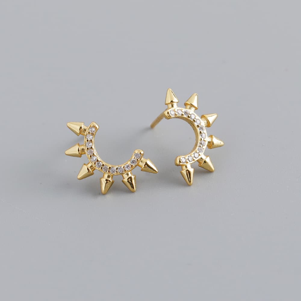 Aretes de plata con púas cónicas estilo punk