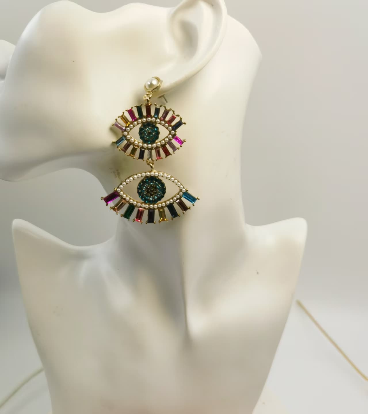 Aretes de ojo celestial dorados con circonias y borla