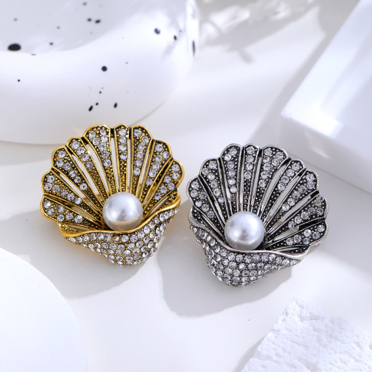Broche vintage de moda con perla y concha