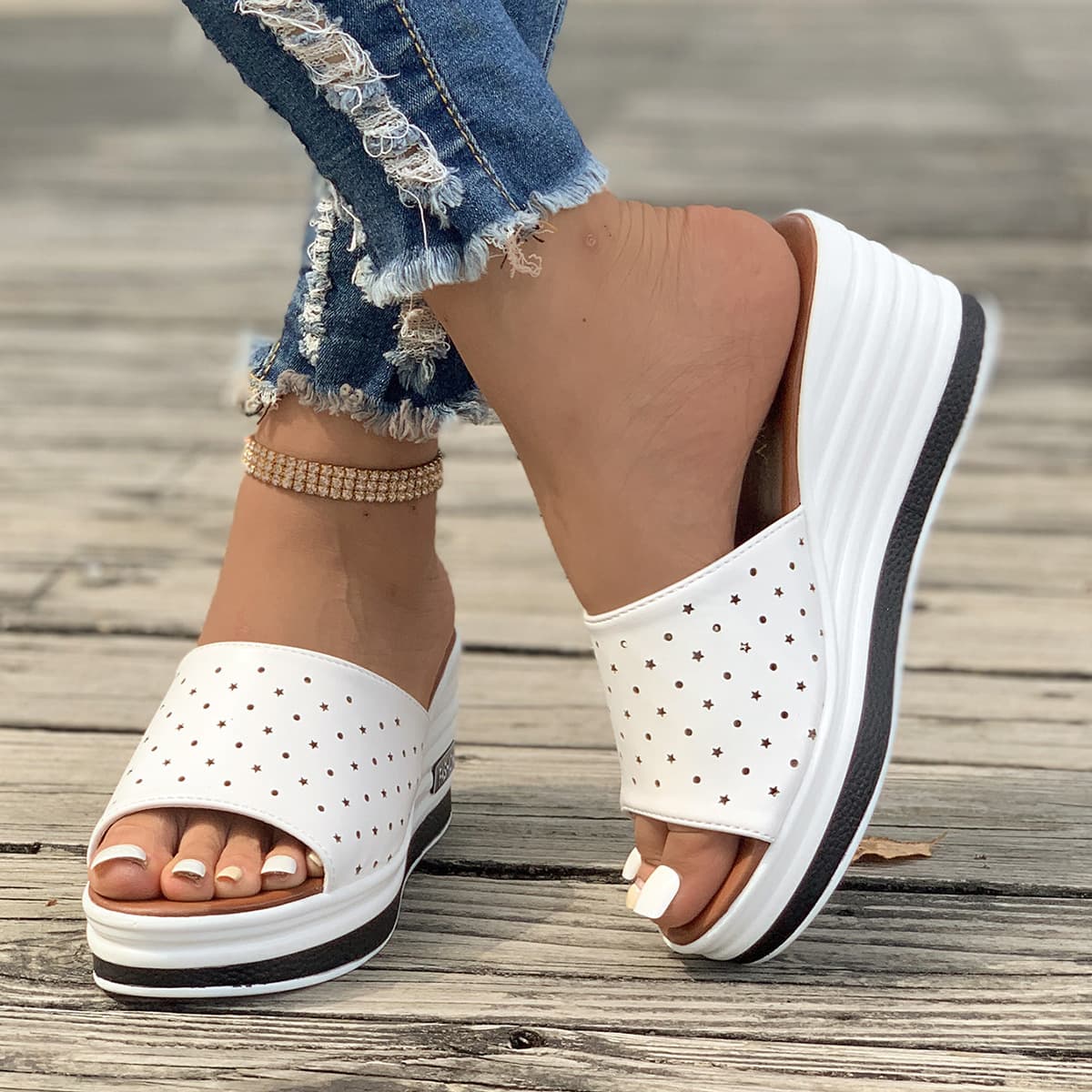 Sandalias de cuña con diseño hueco y punta abierta