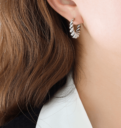 Aretes retorcidos dorados minimalistas