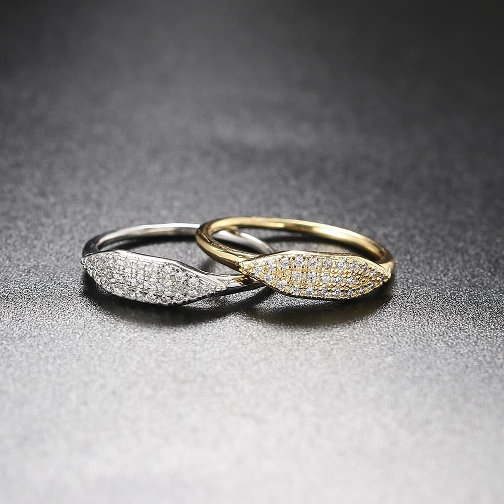 Anillo de circón micropavé chapado en oro