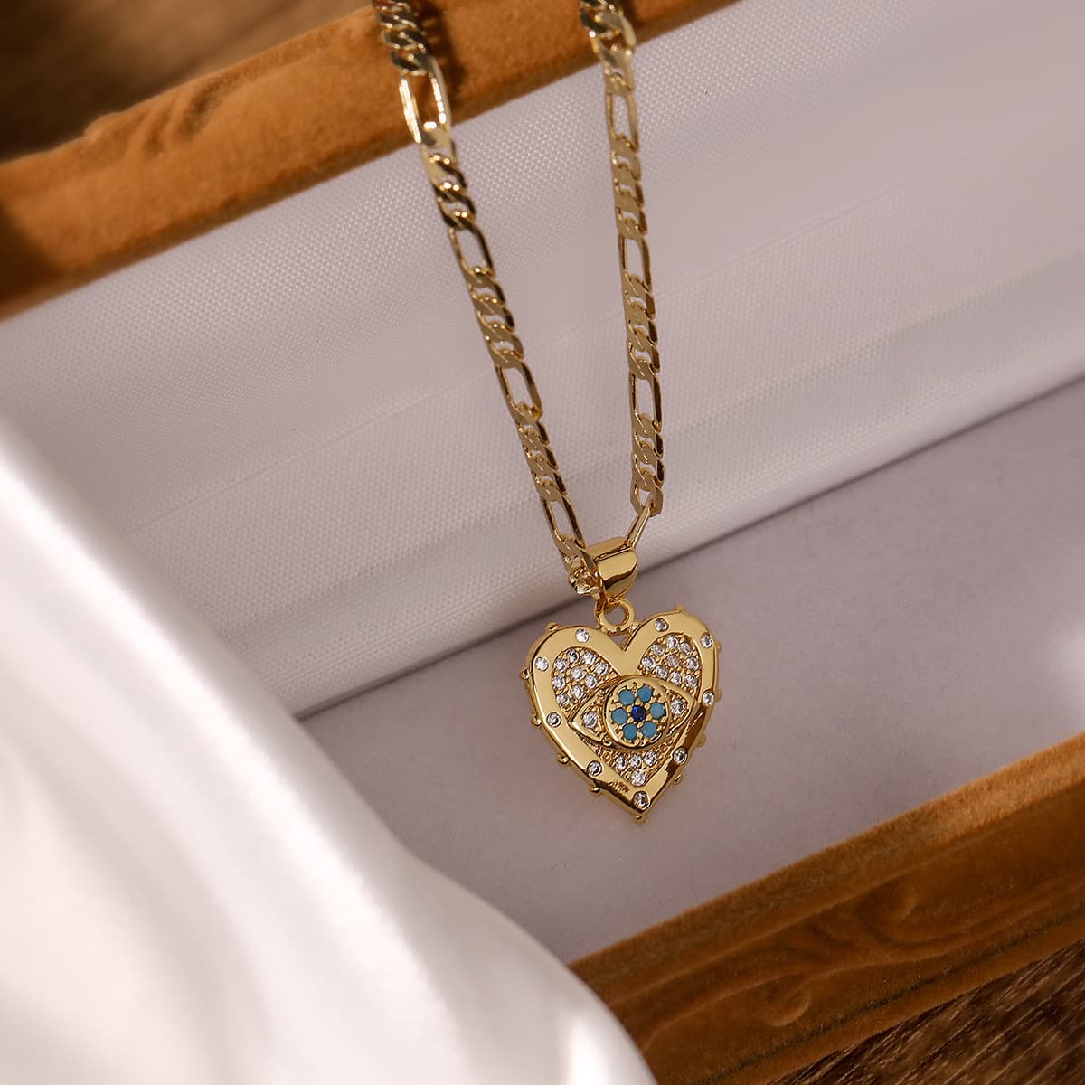Conjunto de collar y aretes corazón con circonita