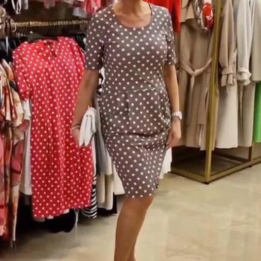 Vestido con efecto 3D de puntos de color y manga corta