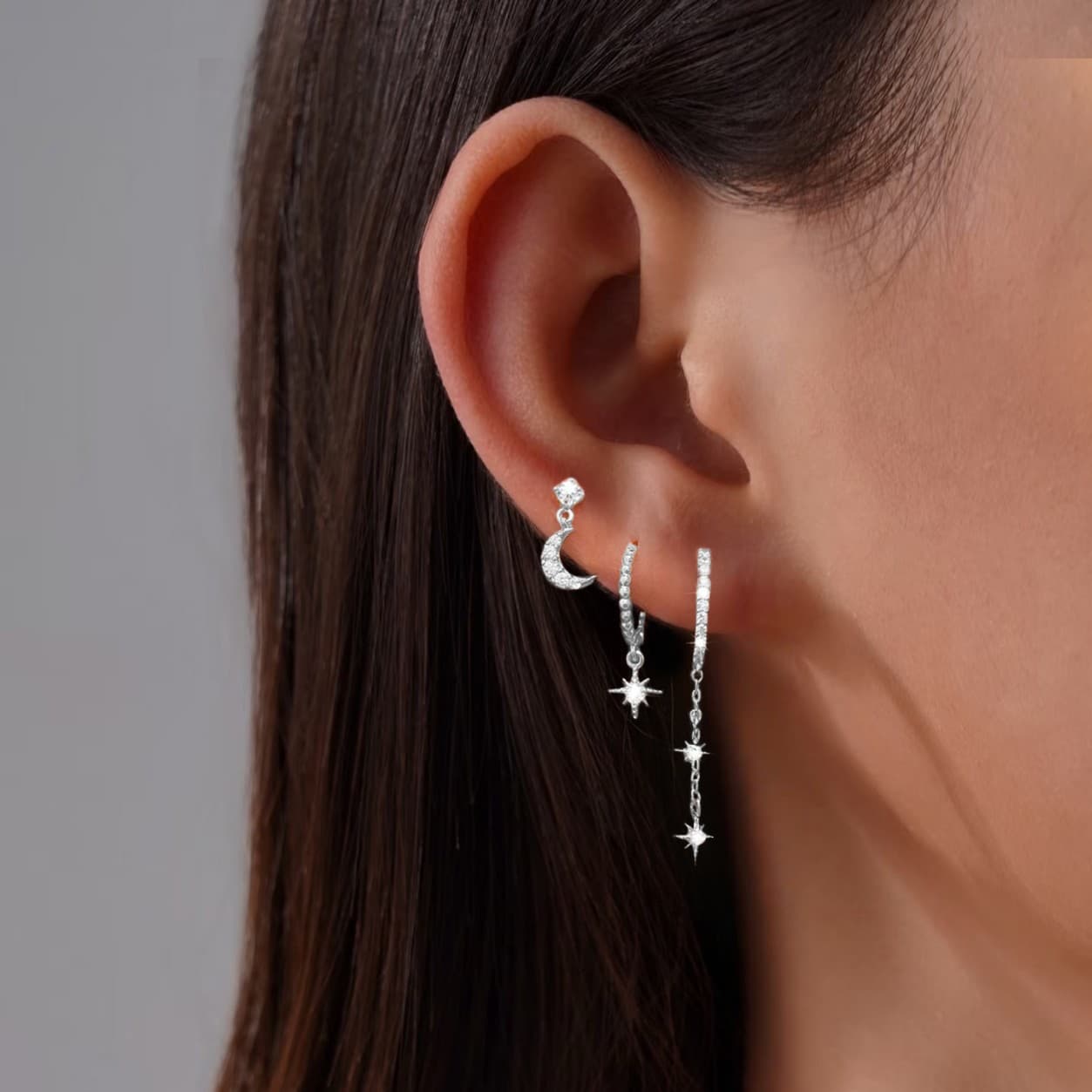 Tres aretes de latón chapados en oro genuino con circonia