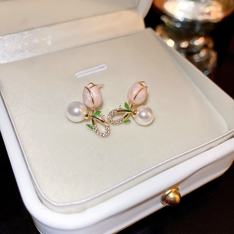 Aretes de tulipán con perlas y diseño de hojas