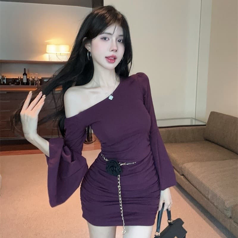 Vestido con hombro oblicuo y mangas acampanadas
