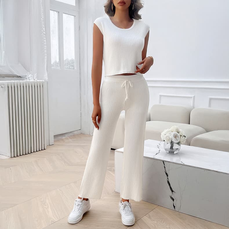 Conjunto de top y pantalones ajustados de lana sin mangas
