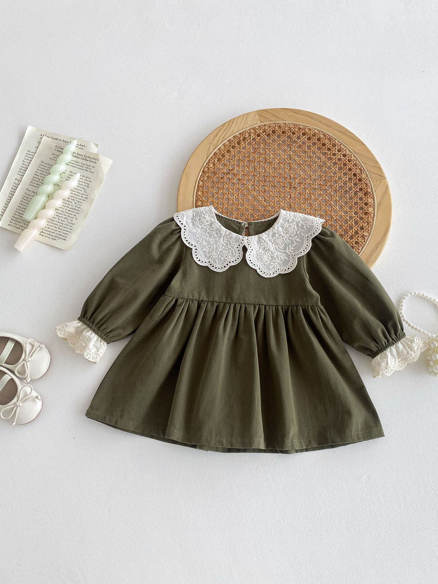 Vestido infantil princesa cuello de encaje manga larga